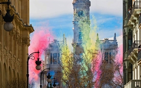 西班牙巴伦西亚 ，市政厅广场上庆祝圣何塞节的烟花