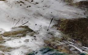 美国国家航空航天局Terra卫星拍...，美国南部上空云层中出现的瀑布状空洞图像