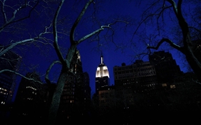 2011年在“地球一小时”前亮灯的纽约帝国大厦 