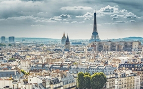 法国巴黎 ，从巴黎圣母院拍摄到的埃菲尔铁塔