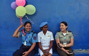 出席2016年国际妇女节庆祝仪式的联合国海地稳定特派团的女警察 