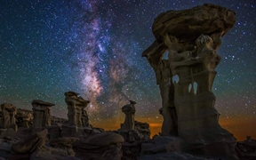 美国新墨西哥州 ，Bisti/De-Na-Zin Wilderness上空的银河