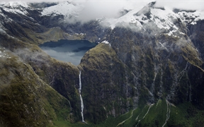 新西兰的萨瑟兰瀑布和奎尔湖 