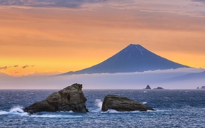 日本松崎 ，富士山和双岩