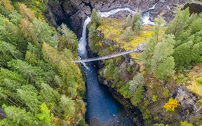 加拿大 ，温哥华岛麋鹿瀑布吊桥鸟瞰图