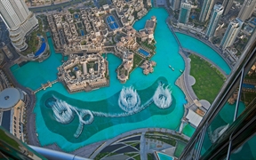 迪拜哈利法塔 ，哈利法塔湖中的迪拜喷泉