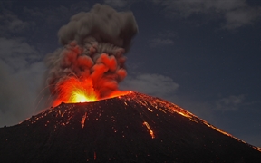 印度尼西亚 ，苏门答腊海岸正在喷发的喀拉喀托火山
