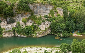 法国塔恩河沿岸的Castelbouc城堡和塔恩峡谷 