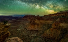 在犹他州峡谷地国家公园中看到的银河 