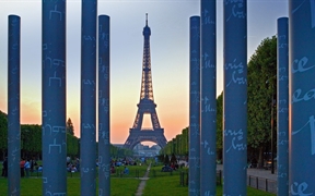 “和平之墙”和巴黎的埃菲尔铁塔 