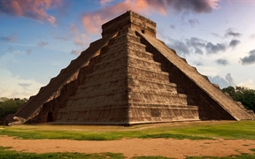 墨西哥奇琴伊察 ，秋分时日的卡斯蒂略金字塔