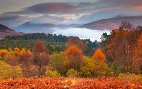 苏格兰 ，秋天的罗梦湖和特罗萨克斯国家公园
