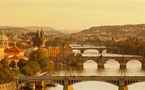 捷克布拉格 ，伏尔塔瓦河上的查理大桥和老城桥塔