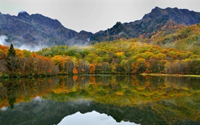 日本长野 ，秋日景色倒映于镜池中