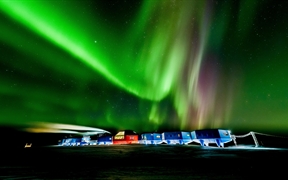 南极洲 ，“哈雷六号”科考站上空的南极光