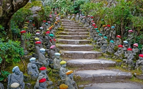 日本宫岛 ，排列在通往大圣院石径上的小罗汉雕像