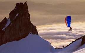 俄勒冈 ，野外探险家亚历克斯·彼得森在胡德山南侧快速滑翔