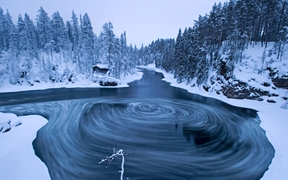 芬兰库萨莫 ，冬季奥兰卡国家公园Myllykoski风景区中的漩涡