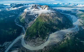 加拿大育空 ，海恩斯章克申附近克鲁瓦尼国家公园中冰川和山脉的鸟瞰图