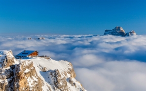 意大利多洛米蒂山脉 ，以佩尔莫山为背景云层之上的Rifugio Lagazuoi