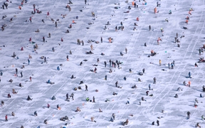明尼苏达州 ，人们在布雷纳德的加尔湖上冰钓
