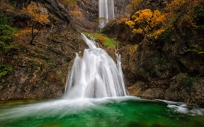 西班牙阿尔瓦赛特里奥帕尔 ，蒙多河源头的瀑布