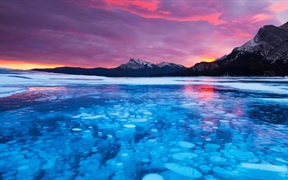 加拿大艾伯塔省 ，亚伯拉罕湖中的冰泡