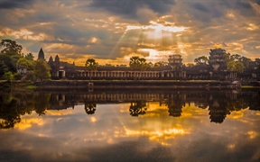 柬埔寨吴哥窟的日出 