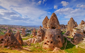 土耳其卡帕多西亚 ，“精灵烟囟”和窑洞