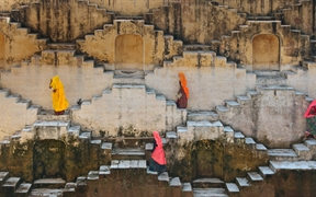 印度拉贾斯坦邦 ，斋浦尔琥珀堡附近当地妇女正在爬阶梯井