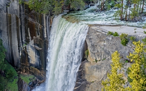 优胜美地国家公园中的春季瀑布 