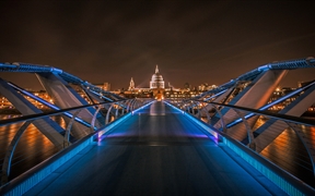 英国伦敦 ，以圣保罗大教堂为背景的千禧桥