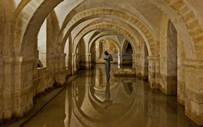 英国汉普郡 ，被洪水淹没的温彻斯特大教堂地下室
