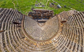 土耳其棉花堡附近希腊古城希拉波利斯的剧院鸟瞰图 