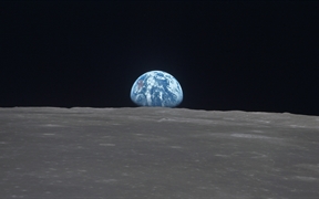 穿过月球上史密斯海的“地出” 