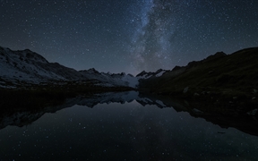 瑞士伯尔尼 ，格里姆瑟尔山口Totesee山地湖中倒映出的星星
