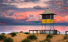 澳大利亚新南威尔士州 ，日落时分中央海岸入口海滩上的救生员小屋