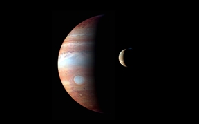 木星及木卫一的蒙太奇图像  