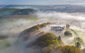 英国康沃尔 ，Restormel城堡上空的秋雾