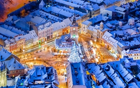 布拉索夫中央广场的圣诞市集，罗马尼亚 