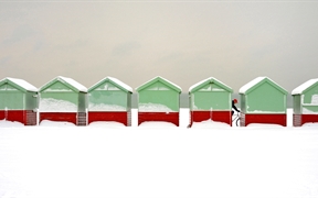 布莱顿-霍夫被雪覆盖的海滩小屋，英国 