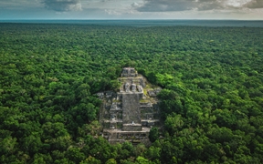 被丛林包围着的玛雅古城卡拉克穆尔遗址，墨西哥坎佩切 