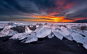 冰河湖对面的钻石冰沙滩，冰岛 
