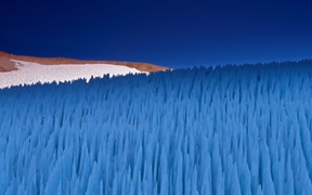 阿瓜内格拉山口上的融凝冰柱，智利科金博 
