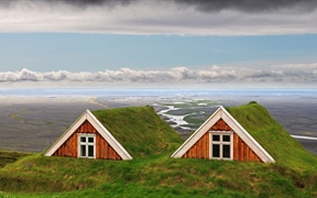 斯卡夫塔山中的传统农舍，冰岛瓦特纳冰川国家公园 