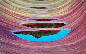 波浪谷中的砂岩层和积水，亚利桑那州朱红悬崖国家纪念碑 
