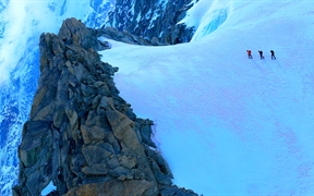 勃朗峰高山冰川上的徒步者，法国夏慕尼 