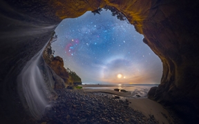 拍摄于俄勒冈州海岸拥抱点瀑布的幻月 