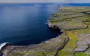阿伦群岛三座岛中最小的伊尼希尔岛，爱尔兰戈尔韦湾 