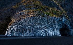 黑沙滩上Reynisdrangar的玄武岩，冰岛 